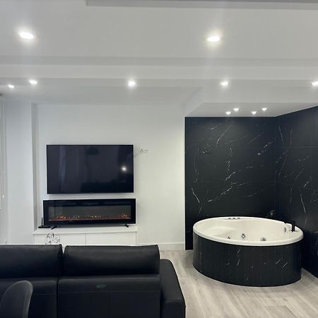 Black And White Suite Cervantes Кастро-Урдиалес Экстерьер фото